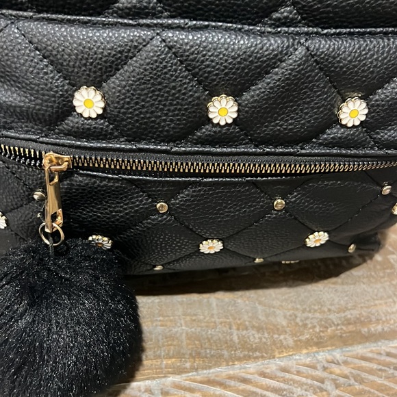 Large backpack call Ted to big pockets on the side with some flaws - Picture 2 of 10